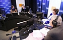Épaulés par un journaliste, les conseillers client Orange enregistrent une émission dans les studios d'Europe 1.