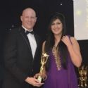 Selina Johal recevant le Bristish excellence in sales and marketing (Besma)
