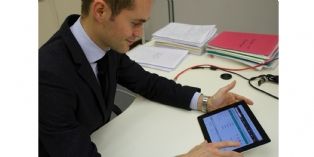 Alexis Skrobek, chargé de mission à la direction commerciale de Manuloc, teste le nouveau CRM sur tablette.