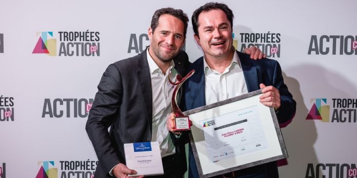 Bruno Ruffié (Smarbox) remet le Trophée Argent à Jean-Pierre Laherre (Villeroy & Boch)