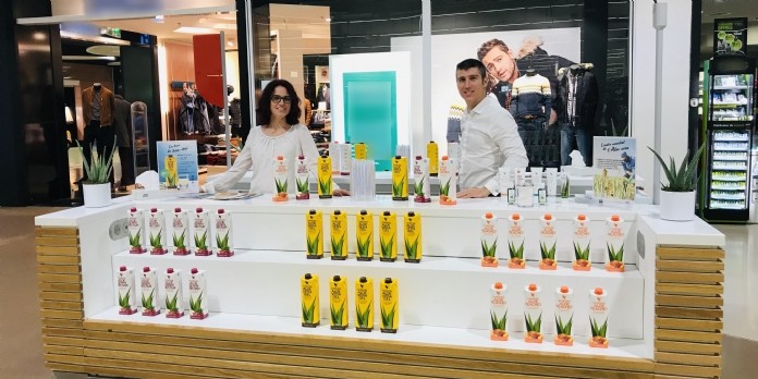 Forever Living passe de la vente directe au centre commercial