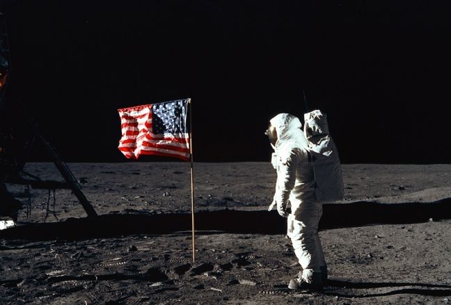 Buzz Aldrin et le drapeau américain sur la Lune.